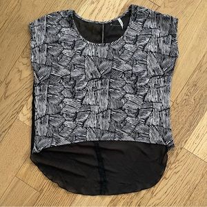 Poet Scoop Neck blouse Black White Abstract ZebraPattern Key Hole Back Large